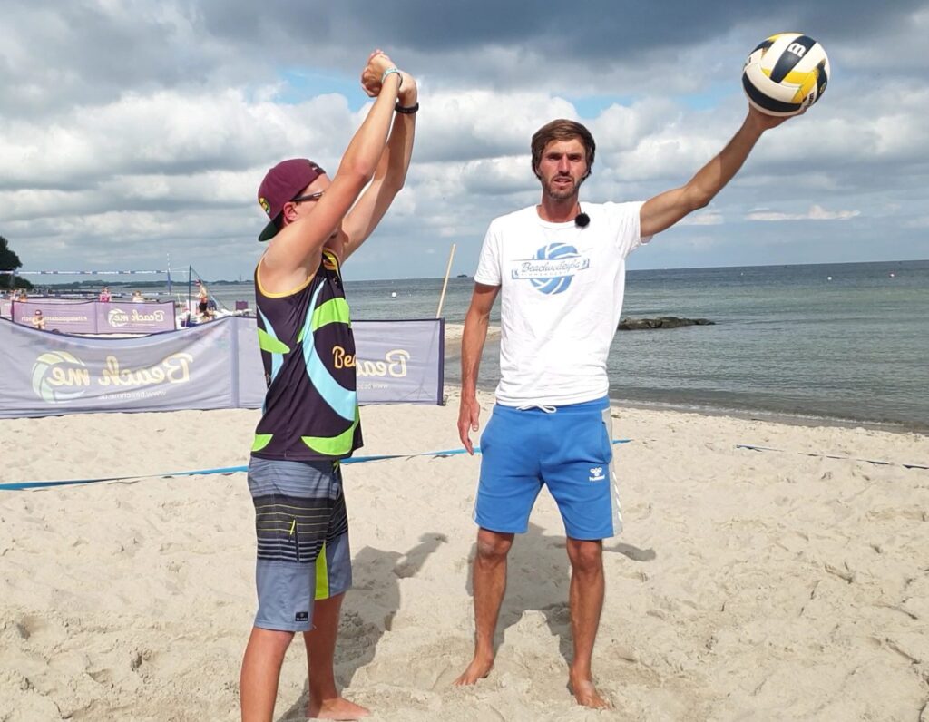 Beachvolleyball- Abwehr gegen Shots über Kopf